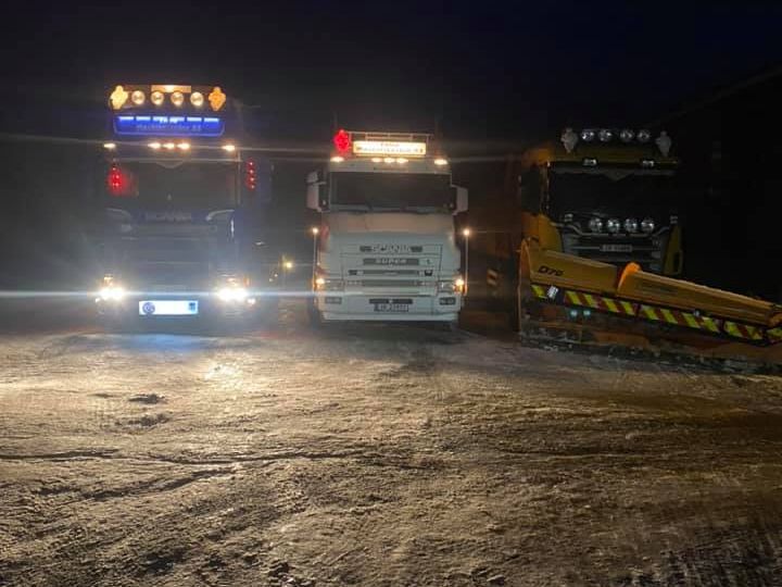 Gravemaskin på lastepplan